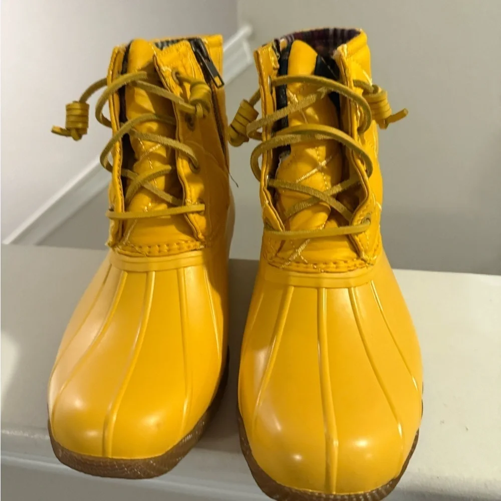 Sperry Women's Saltwater Quilted Nylon Duck Boots in mustard yellow Size 6.5